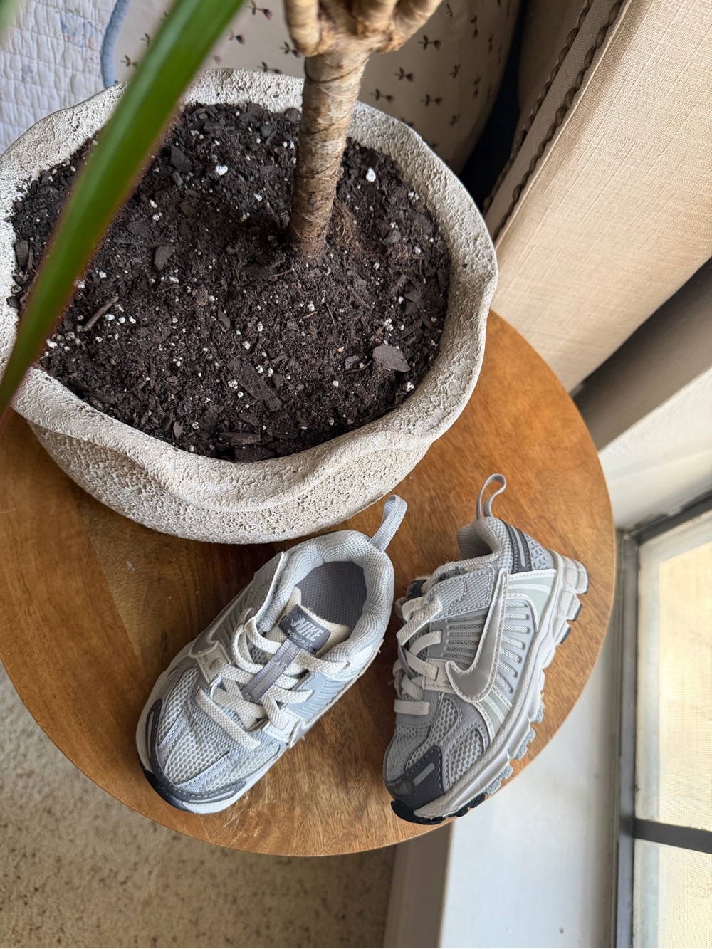 Nike vomero Kids' Silver/Gray Athletic Sneakers